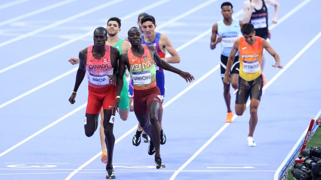 Emmanuel Wanyonyi del equipo de Kenia cruza la línea de meta para ganar la medalla de oro frente al medallista de plata Marco Arop del equipo de Canadá en la final masculina de 800 m el día quince de los Juegos Olímpicos de París 2024 en el Stade de France en agosto 10 de septiembre de 2024 en París, Francia.