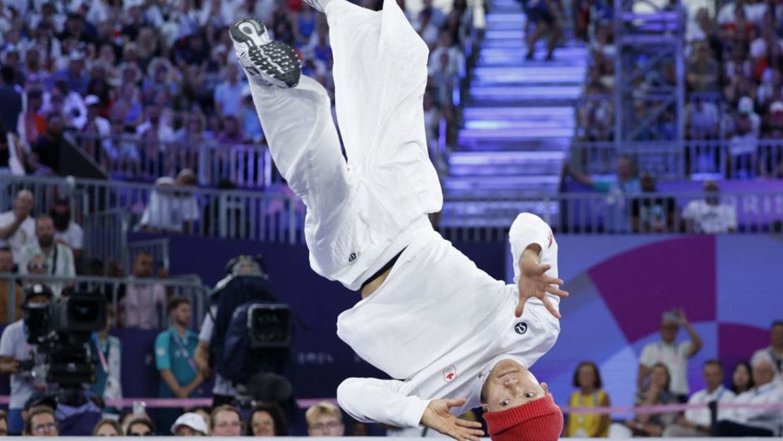 El canadiense Philip Kim, conocido como Phil Wizard, compite en la semifinal de break dance masculino de los Juegos Olímpicos de París 2024 en La Concorde de París, el 10 de agosto de 2024.