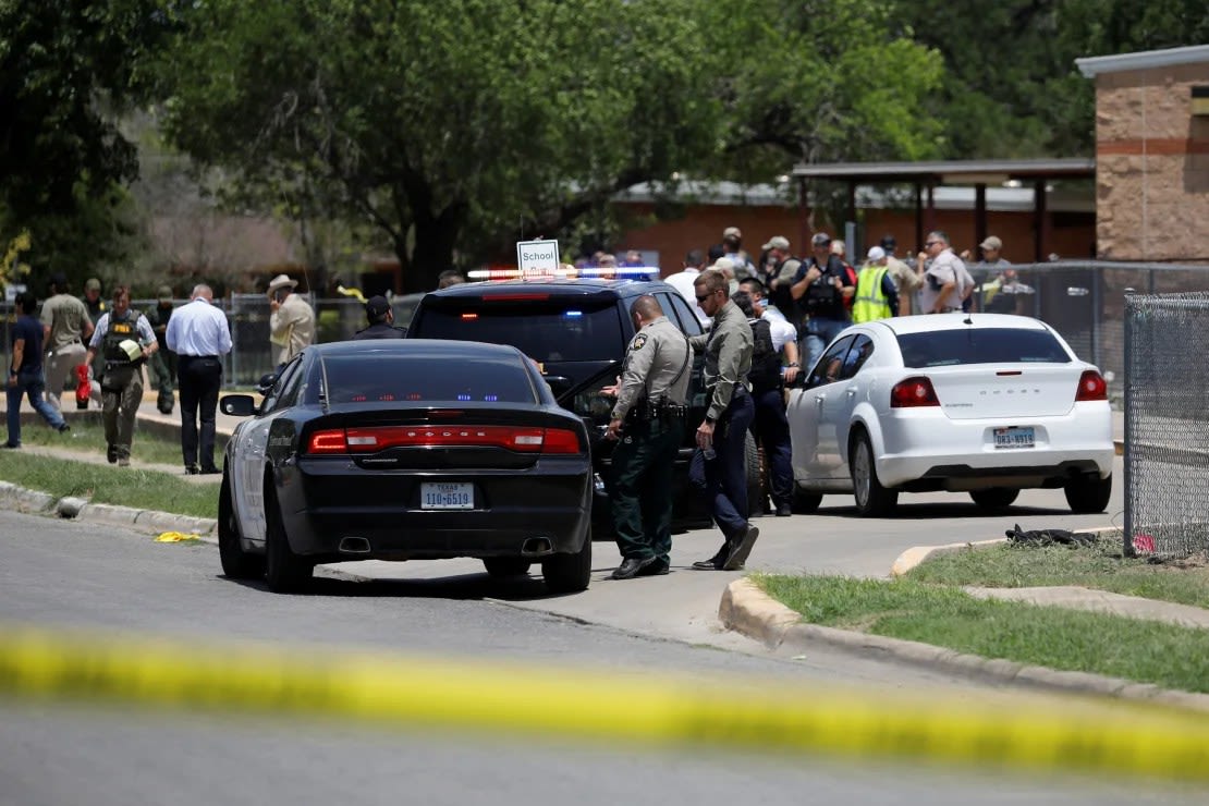 Agentes de la ley vigilan la escena de un tiroteo en la escuela primaria Robb en Uvalde, Texas, el 24 de mayo de 2022.