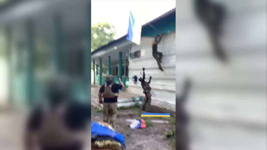 Soldados izan la bandera de Ucrania en Guevo, región de Kursk, Rusia.