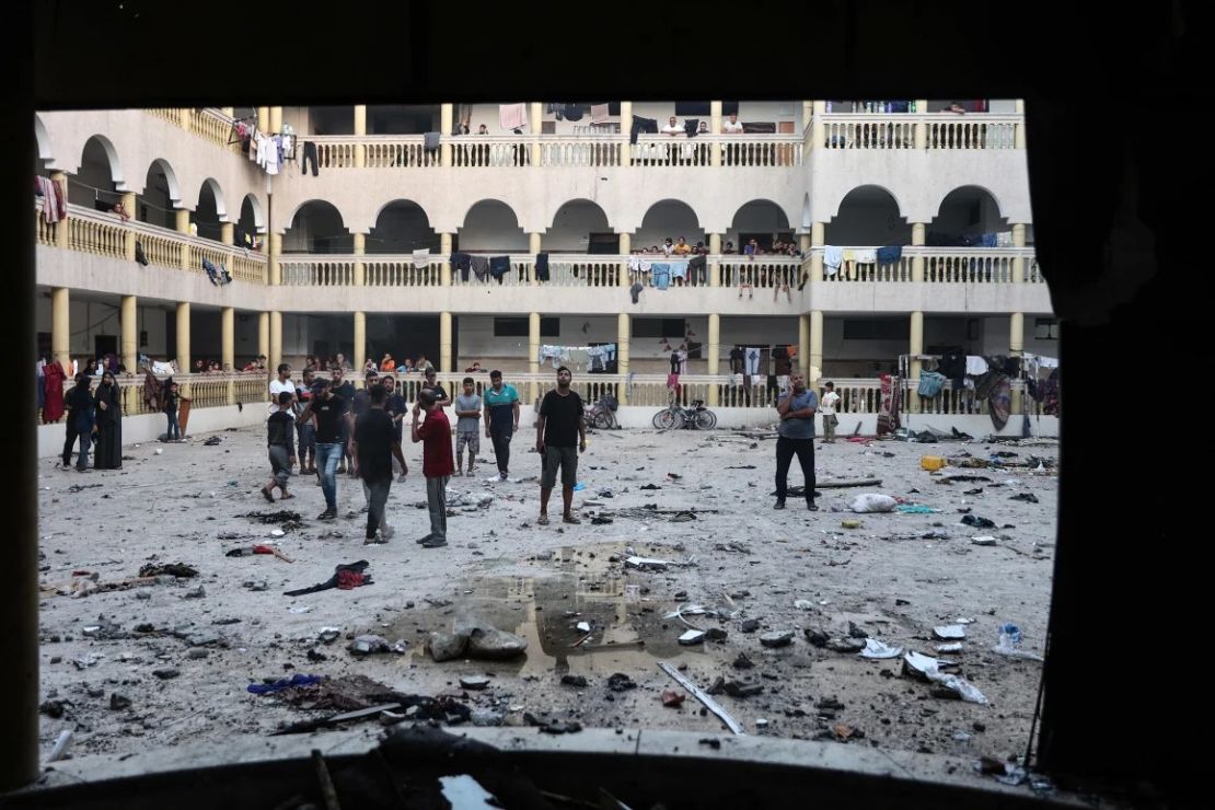 Palestinos desplazados se reúnen en el patio de una escuela impactada por un ataque israelí en la ciudad de Gaza el 10 de agosto de 2024. Crédito: Omar al-Qattaa/AFP/Getty Images