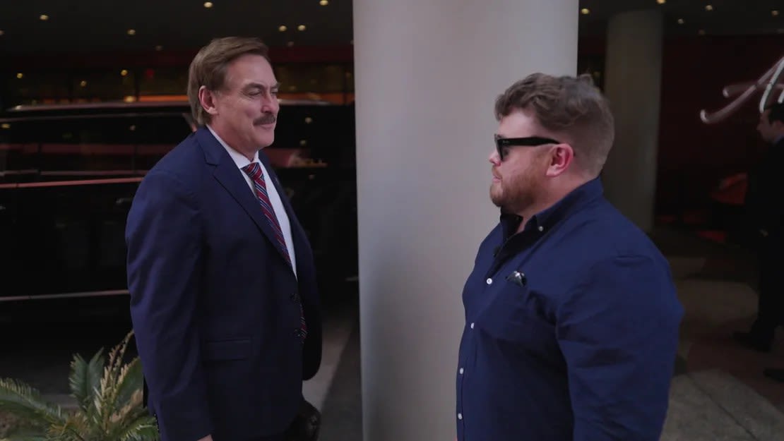 El director ejecutivo de MyPillow, Mike Lindell, habla con Donie O'Sullivan de CNN fuera de un evento MAGA en Las Vegas a principios de este año.