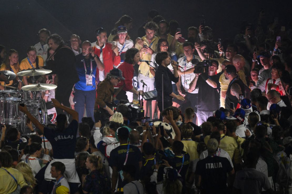 Los atletas rodean a la banda de rock francesa Phoenix durante su actuación durante la ceremonia de clausura de los Juegos Olímpicos. Crédito: LUIS ROBAYO/AFP vía Getty Images