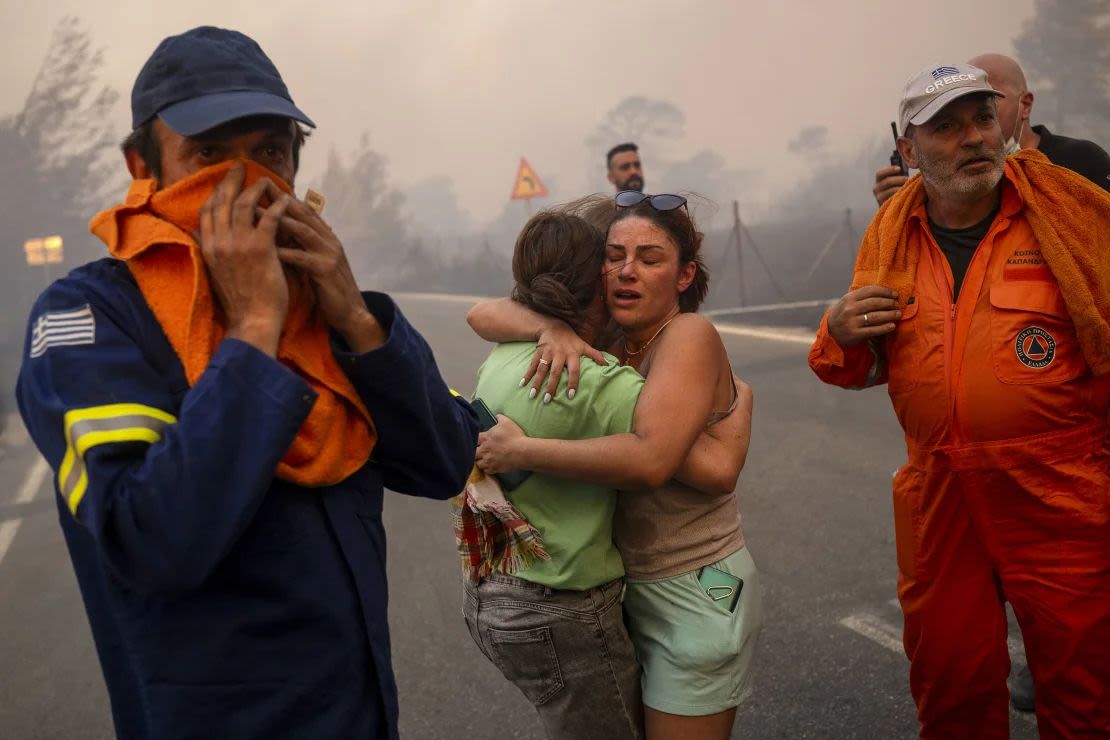 El personal de servicios de emergencia trabaja para rescatar a personas durante los incendios forestales en Varnavas, al norte de Atenas, el 11 de agosto de 2024.