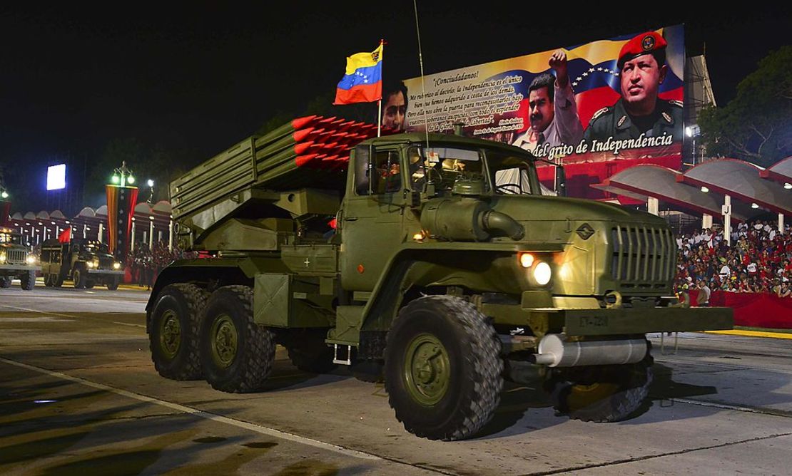 Un lanzacohetes múltiple Grad-21 de fabricación rusa desfila tras la toma de posesión del presidente venezolano, Nicolás Maduro, en Caracas, el 19 de abril de 2013.