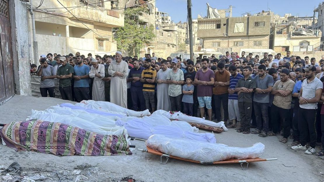 Palestinos rezan junto a los cadáveres de los fallecidos en un ataque israelí contra una escuela que albergaba a desplazados en la Ciudad de Gaza el sábado. Crédito: Abed Sabah/Reuters