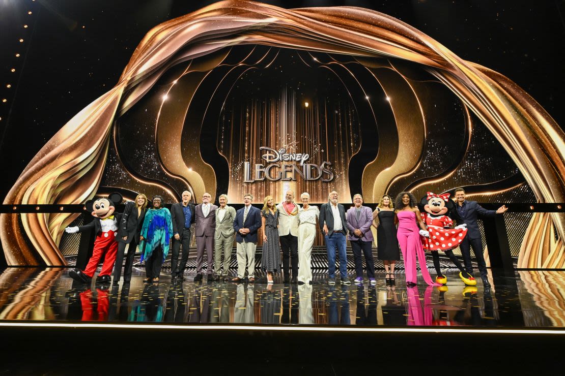 Miley Cyrus, Martha Blanding, James Cameron, Frank Oz, Harrison Ford, Mark Henn, Kelly Ripa, Joe Rohde, Jamie Lee Curtis, James L. Brooks, Colleen Atwood, Angela Bassett y Ryan Seacrest en el evento Disney Legends el domingo.