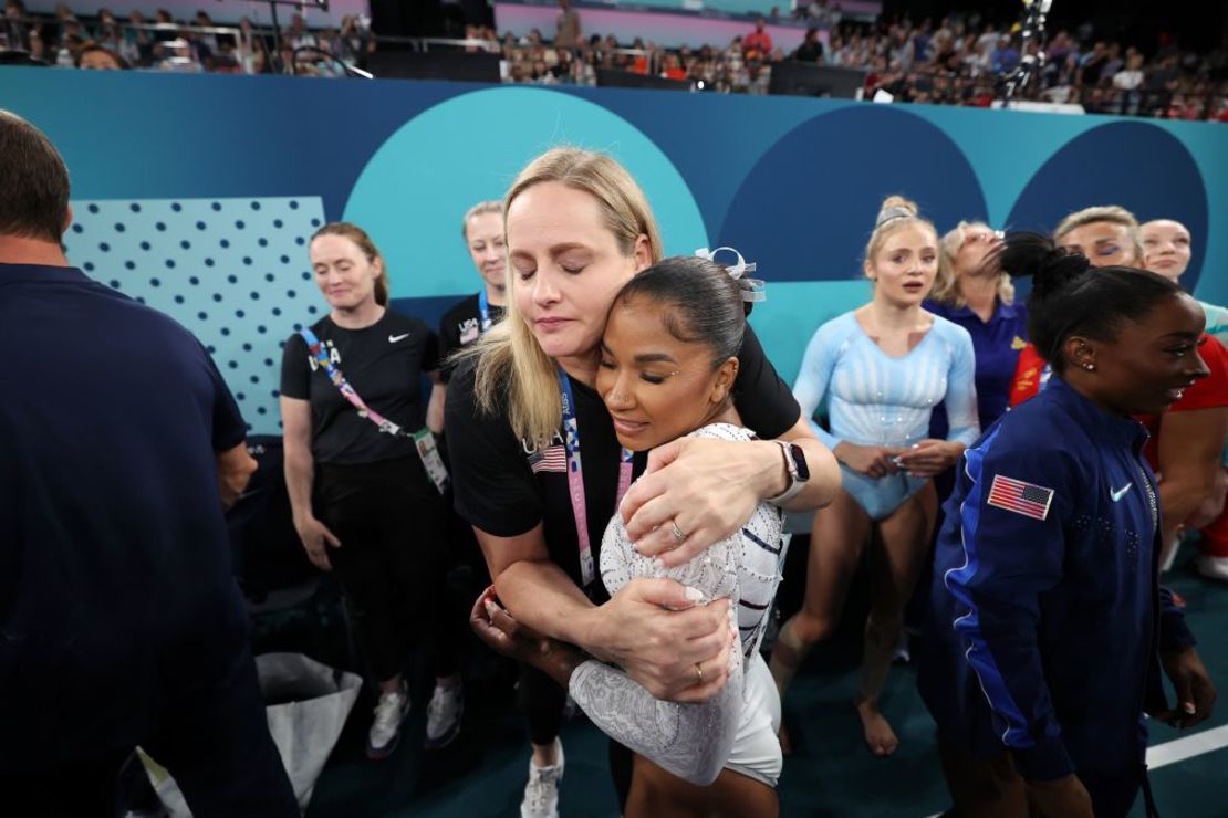 Jordan Chiles, del Team USA, abraza a su entrenadora Cecile Landi. Crédito: Naomi Baker/Getty Images