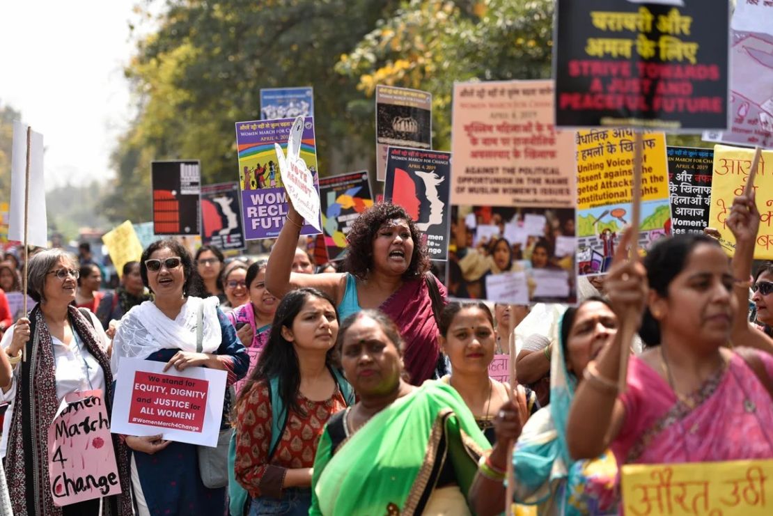 Manifestantes sostienen pancartas y gritan consignas durante una marcha por los derechos de las mujeres en Nueva Delhi, India, el 4 de abril de 2019. Crédito: Burhaan Kinu/Hindustan Times/Getty Images