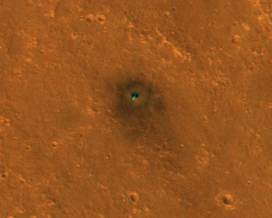 El Mars Reconnaissance Orbiter de la NASA tomó una imagen de InSight sobre la superficie marciana el 2 de febrero de 2019. El módulo de aterrizaje estaba ubicado en una llanura llamada Elysium Planitia. Crédito: NASA/JPL-Caltech/Universidad de Arizona.