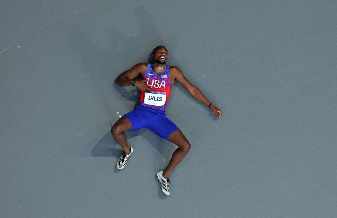 El medallista de bronce Noah Lyles, del equipo de Estados Unidos, reacciona tras competir en la final masculina de los 200 metros en la decimotercera jornada de los Juegos Olímpicos de París 2024 en el Estadio de Francia. Crédito: Richard Heathcote/Getty Images