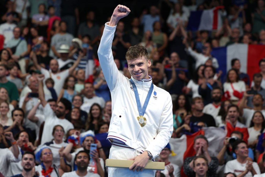 El medallista de oro Léon Marchand, del equipo de Francia, celebra en el podio durante la ceremonia de entrega de medallas de natación después de la final masculina de 200 metros braza en el quinto día de los Juegos Olímpicos de París 2024 en el Paris La Defense Arena el 31 de julio de 2024 en Nanterre, Francia. Crédito: Quinn Rooney/Getty Images