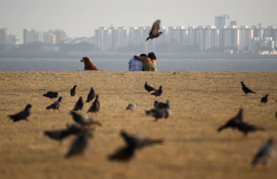 Una pareja es fotografiada en una playa de Mumbai, India, el 21 de febrero de 2023.