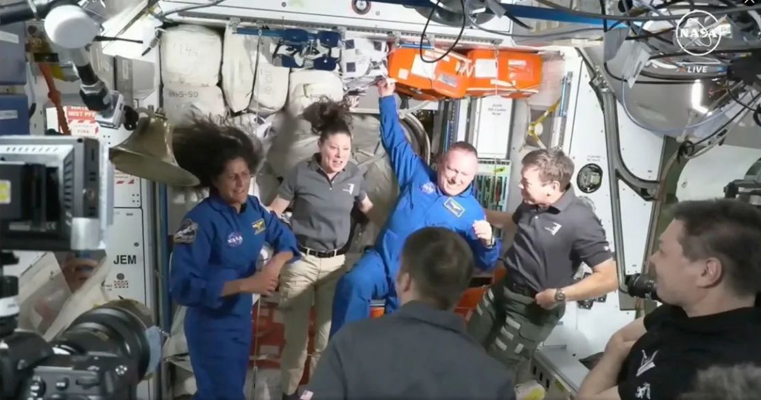 Los astronautas de la NASA Suni Williams y Butch Wilmore son recibidos por la tripulación de la Estación Espacial Internacional el 6 de junio de 2024. Crédito: NASA/AP.