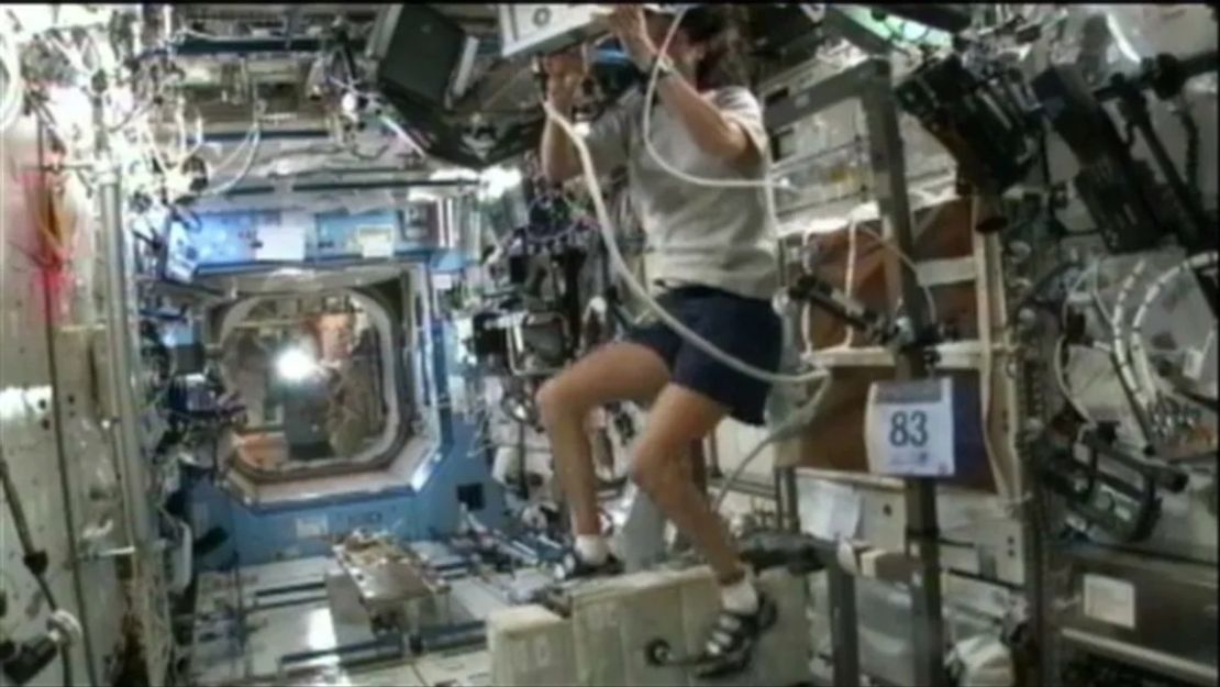 La comandante de la Expedición 33, Sunita Williams, compite en el triatlón de Malibú desde el espacio en 2012. Crédito: NASA.