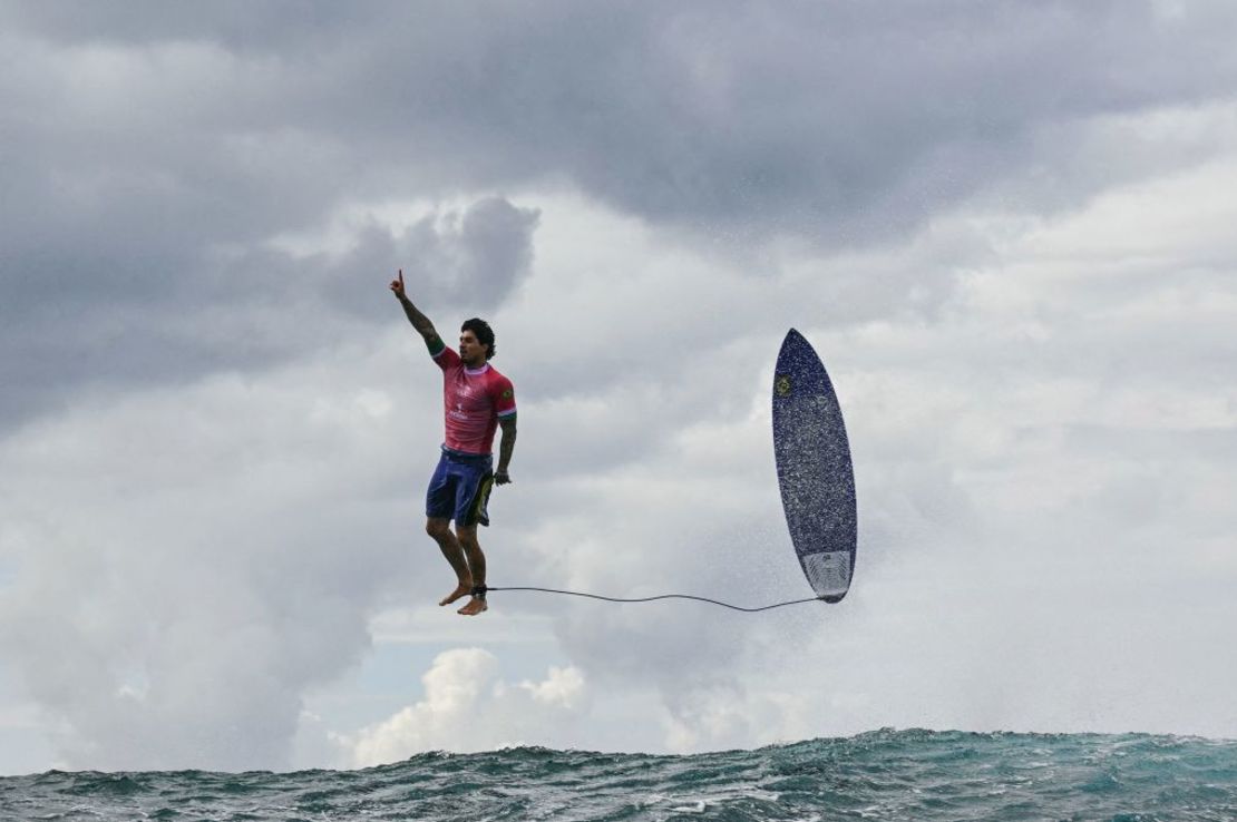 El brasileño Gabriel Medina reacciona tras conseguir una gran ola en el quinto heat de la ronda 3 de surf masculino, durante los Juegos Olímpicos de París 2024, en Teahupo'o, en la isla de Tahití, en la Polinesia sa. Crédito: Jerome Brouillet/AFP/Getty Images