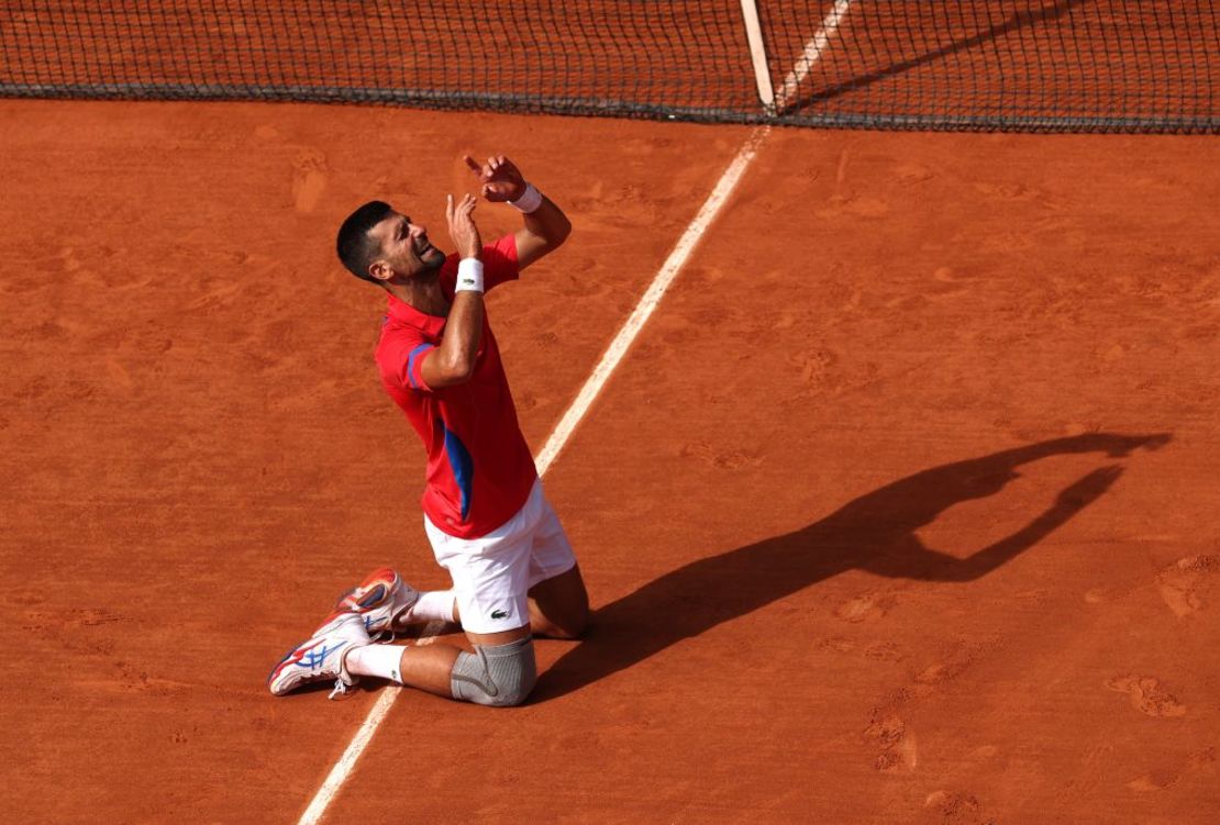 Novak Djokovic, del equipo Serbia, celebra el punto de partido durante el partido por la medalla de oro en individuales masculino contra Carlos Alcaraz, del equipo España, en la novena jornada de los Juegos Olímpicos de París 2024 en Roland Garros. Crédito: Matthew Stockman/Getty Images