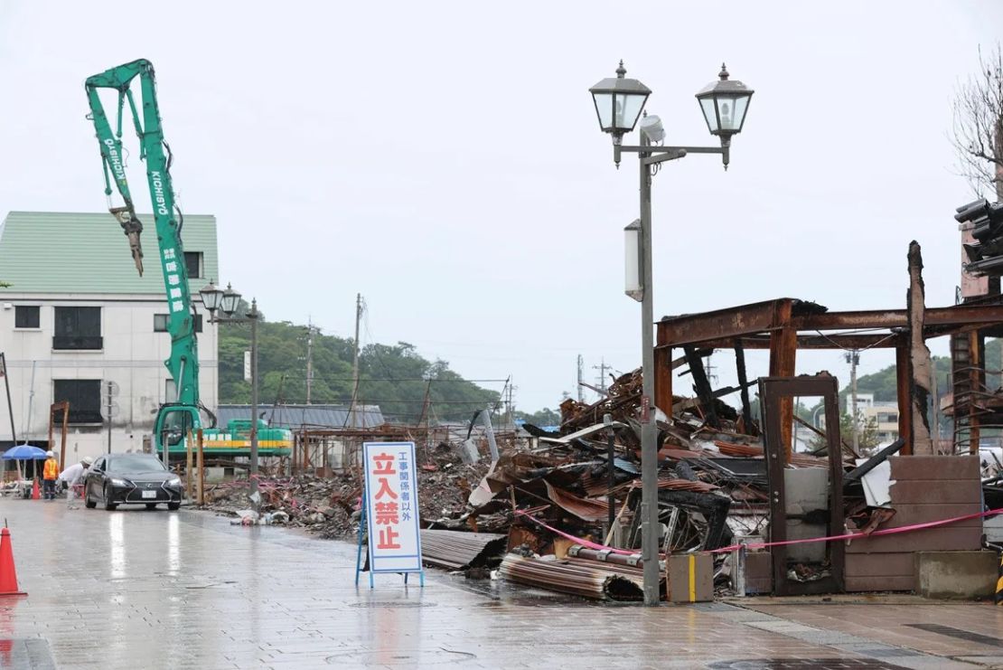 Trabajos de demolición el 10 de julio en la ciudad japonesa de Wajima, una de las localidades más afectadas por el terremoto de Noto a principios de 2024. Crédito: Shuhei Yokoyama/AP