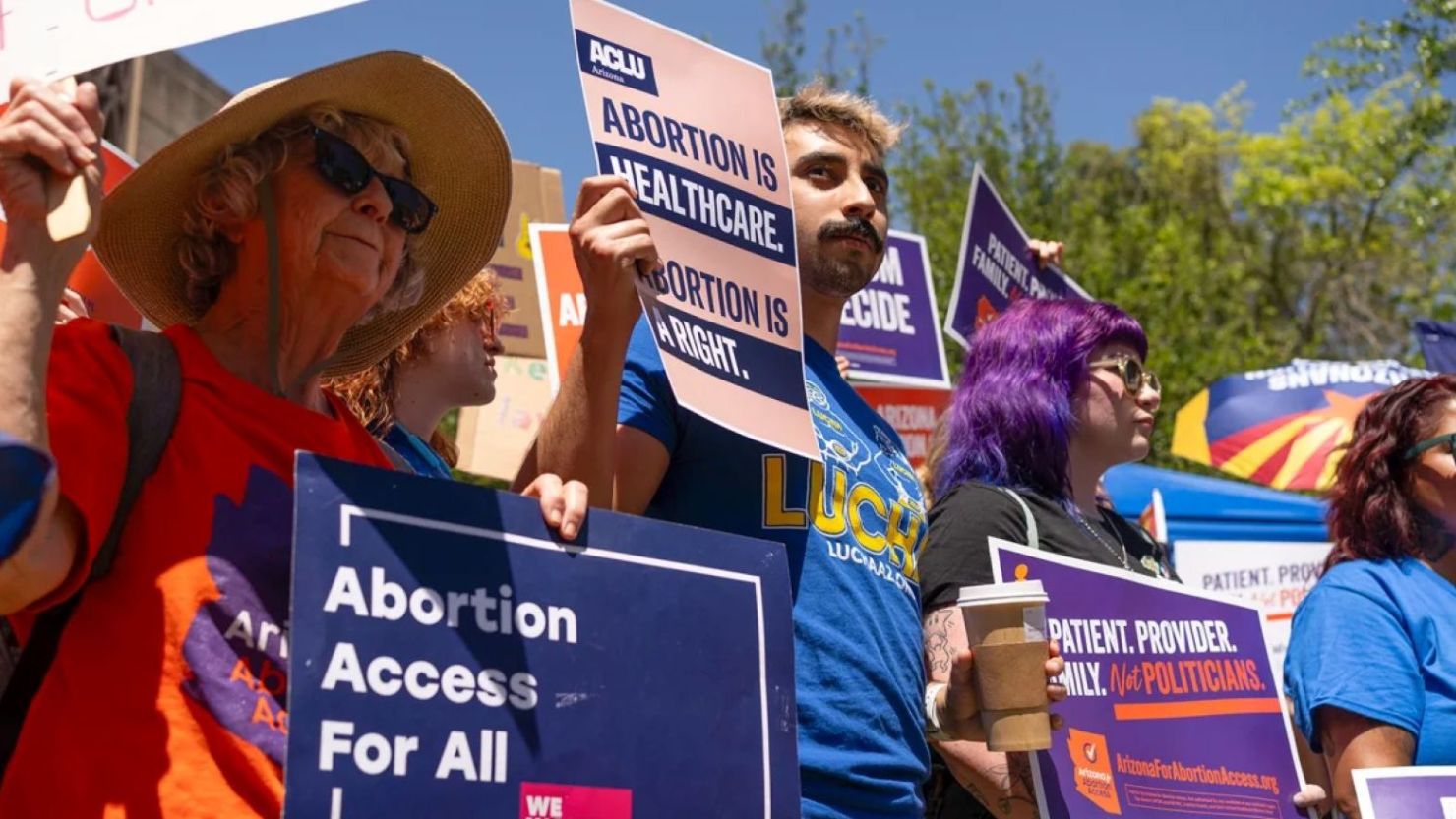  de Arizona por el  al Aborto, la iniciativa de boleta para consagrar los derechos al aborto en la Constitución del Estado de Arizona, realizan una conferencia de prensa y una protesta condenando a los republicanos de la Cámara de Representantes de Arizona y la prohibición del aborto de 1864 durante un receso de una sesión legislativa en la Cámara de Representantes de Arizona el 17 de abril de 2024, en Phoenix, Arizona.