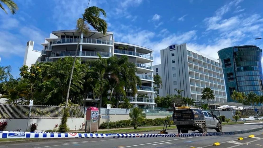 Cinta de Policía cerca del hotel DoubleTree by Hilton después de que un helicóptero se estrellara contra su techo, en Cairns, el 12 de agosto de 2024.