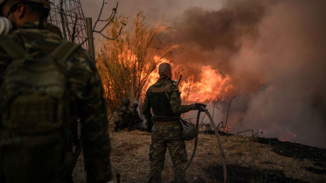 Voluntarios combaten un incendio forestal cerca de Penteli, el 12 de agosto de 2024. Las autoridades de protección civil de Grecia ordenaron la evacuación de varias localidades en los suburbios noreste de Atenas, amenazadas por un incendio violento que comenzó el día anterior y se está propagando. La Unión Europea informó que cuatro países —Italia, Francia, la República Checa y Rumania— enviarían asistencia a solicitud de Grecia, que está combatiendo un incendio forestal masivo que está arrasando los suburbios de Atenas.