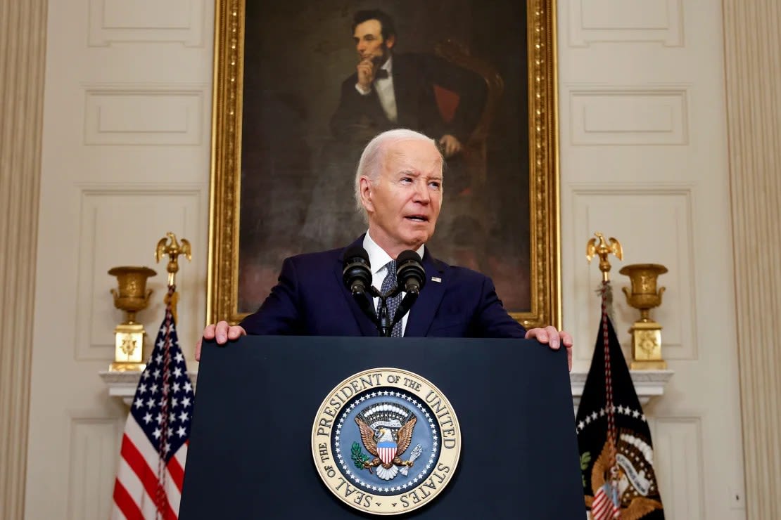 El presidente Joe Biden anuncia una propuesta de alto el fuego entre Israel y Hamas en Gaza durante un discurso en el Comedor de Estado de la Casa Blanca el 31 de mayo en la ciudad de Washington.