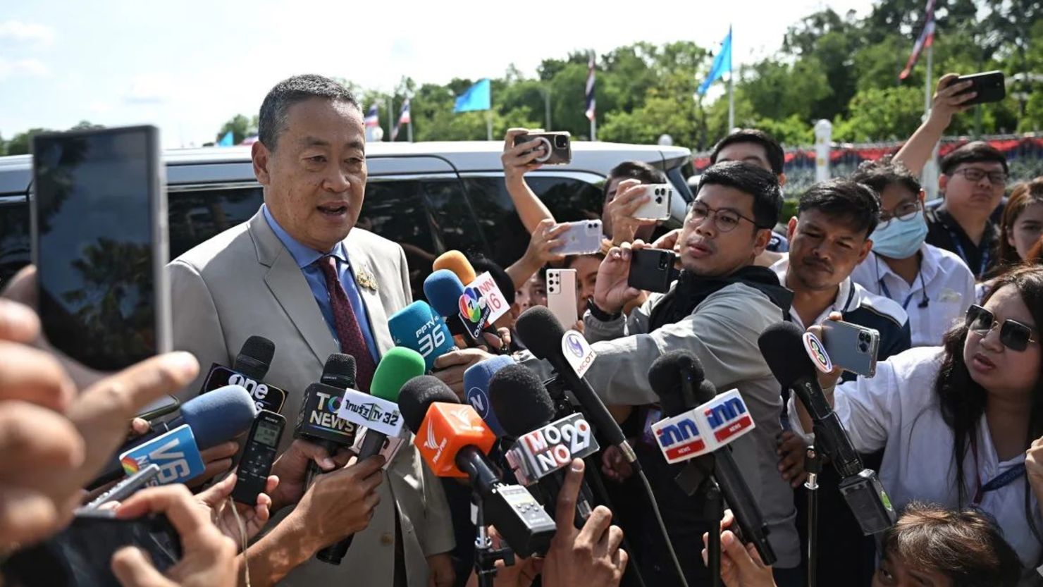 El primer ministro de Tailandia, Srettha Thavisin, habla con los medios de comunicación a su llegada a la Casa de Gobierno, en Bangkok, Tailandia, el 14 de agosto de 2024.