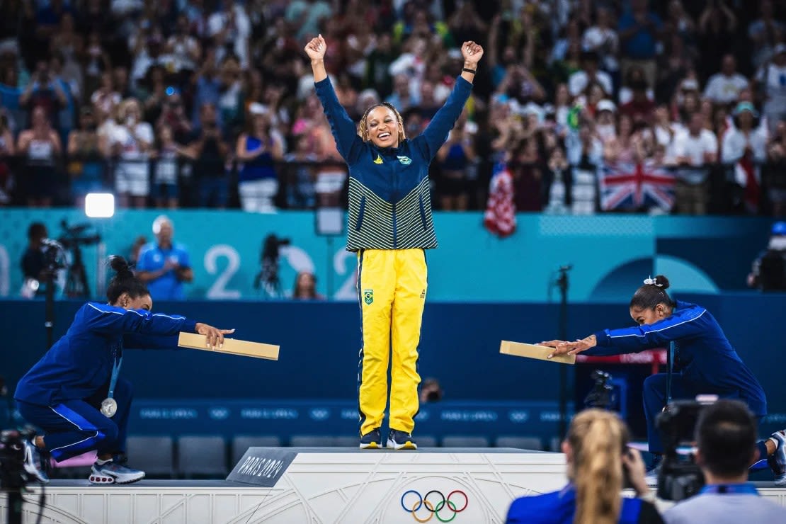 La estadounidense Simone Biles, la brasileña Rebeca Andrade y la estadounidense Jordan Chiles celebran la entrega de medallas tras la final del ejercicio de suelo femenino de gimnasia artística en los Juegos Olímpicos de París.