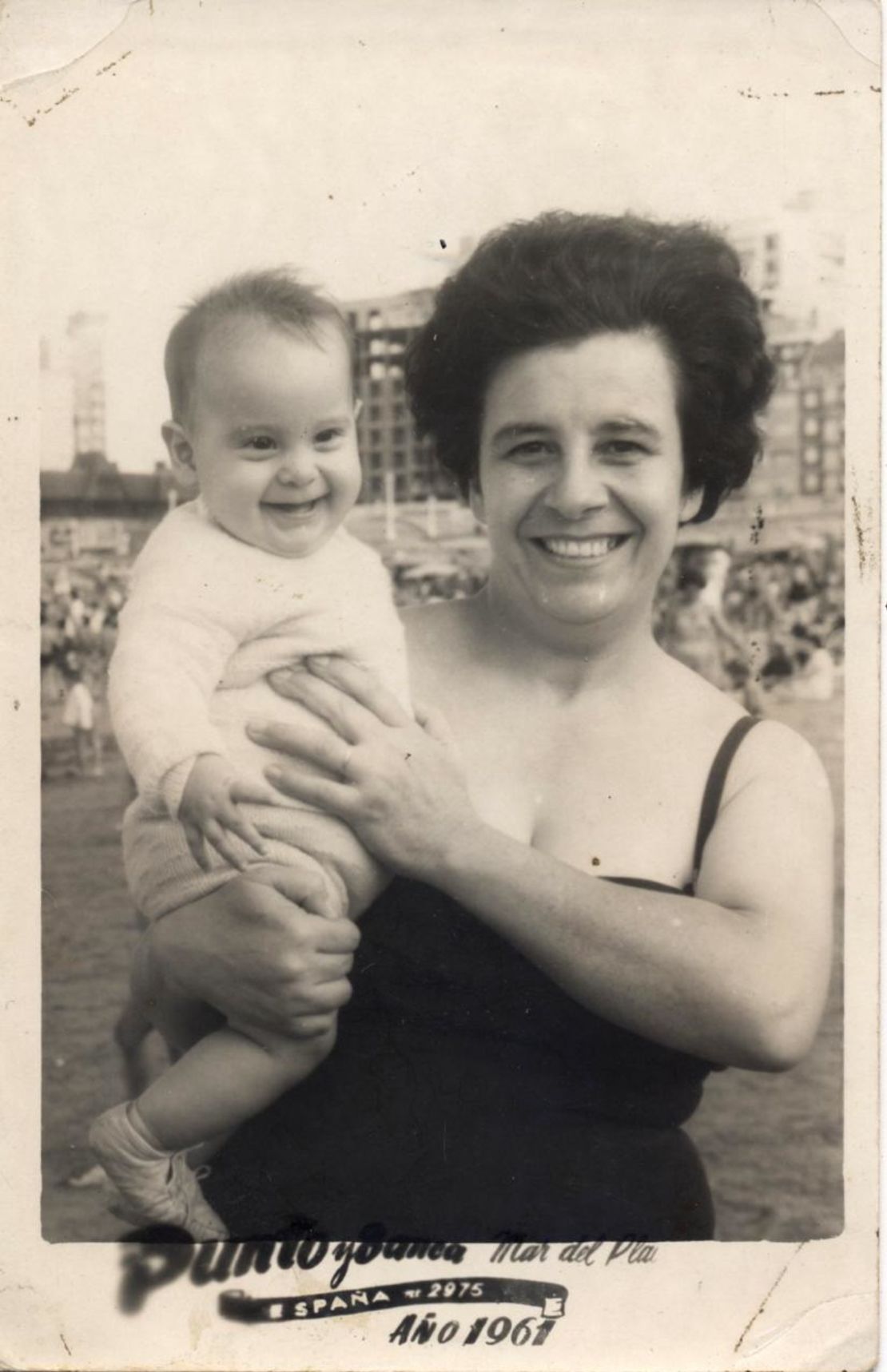 Esther Ballestrino con su hija Ana María Careaga en brazos.