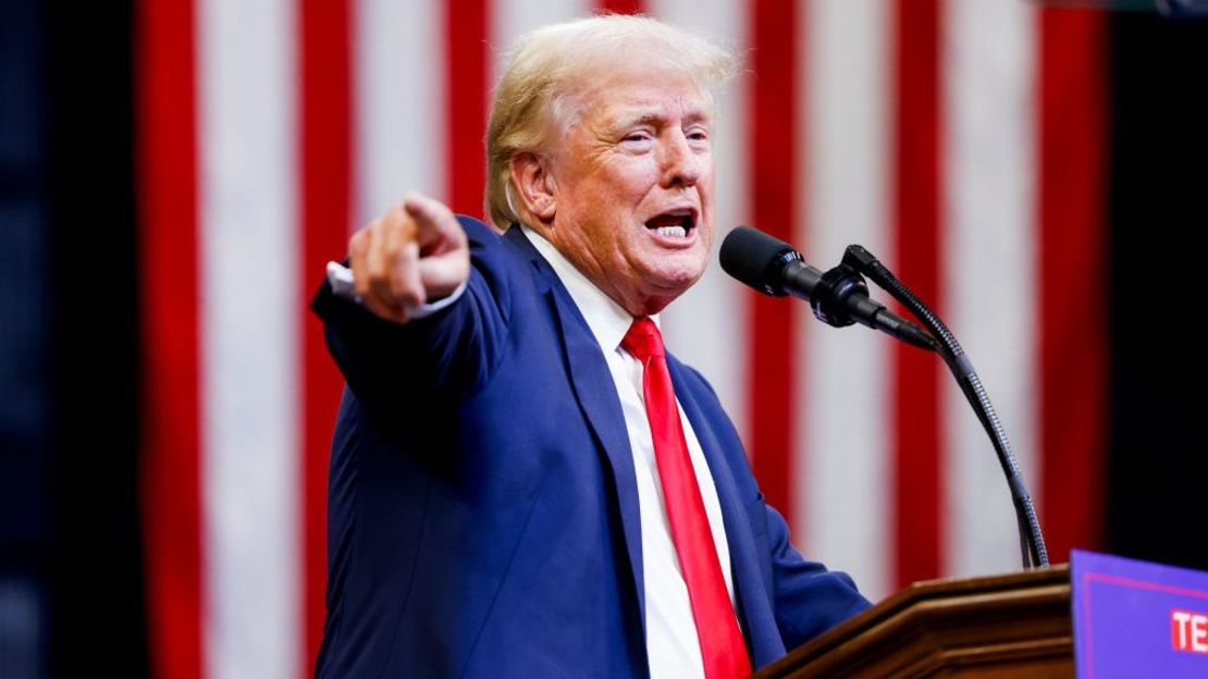 El candidato presidencial republicano y expresidente de los Estados Unidos Donald Trump habla en un mitin en el estadio Brick Breeden Fieldhouse de la Universidad Estatal de Montana el 9 de agosto de 2024 en Bozeman, Montana.