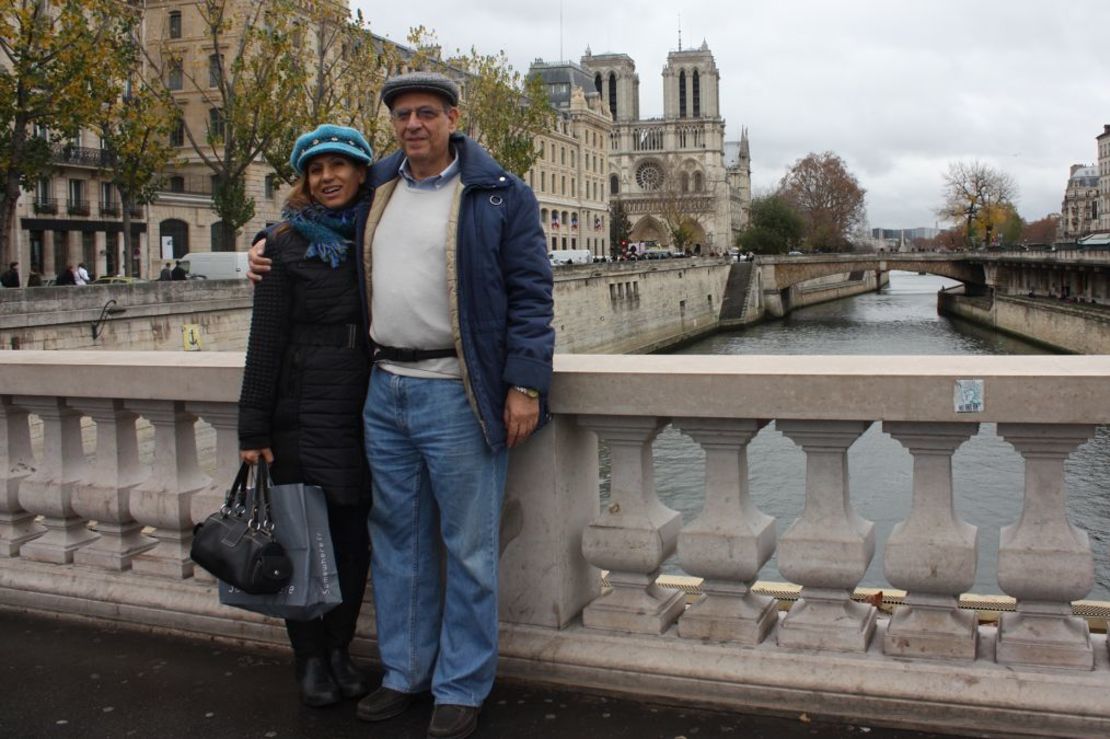 Aquí están Sema y Kenneth de vacaciones en París, Francia. Les encanta viajar juntos por el mundo. Crédito: Kenneth Wayne Harl