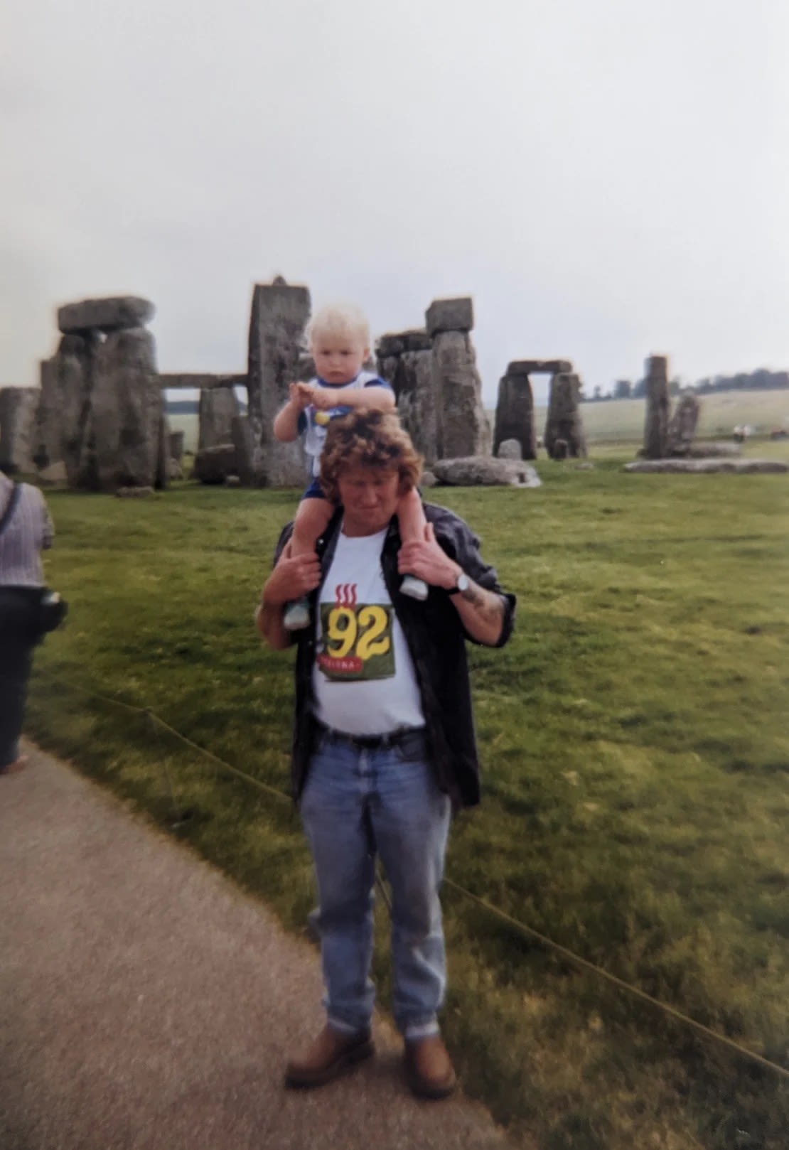 Anthony Clarke visitó Stonehenge cuando tenía apenas un año con su padre en 1998. Cortesía de Anthony Clarke/Curtin University