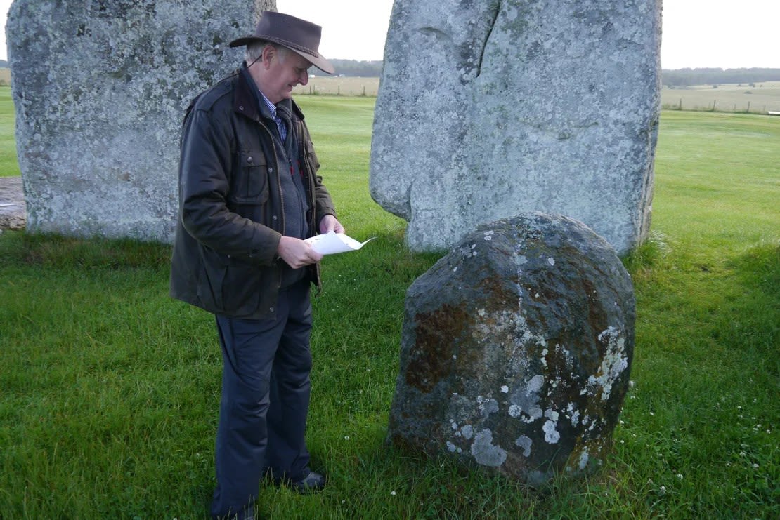 El profesor Richard Bevins examina la piedra Bluestone 46, una riolita que probablemente proviene del norte de Pembrokeshire. Nick Pearce/Universidad de Aberystwyth