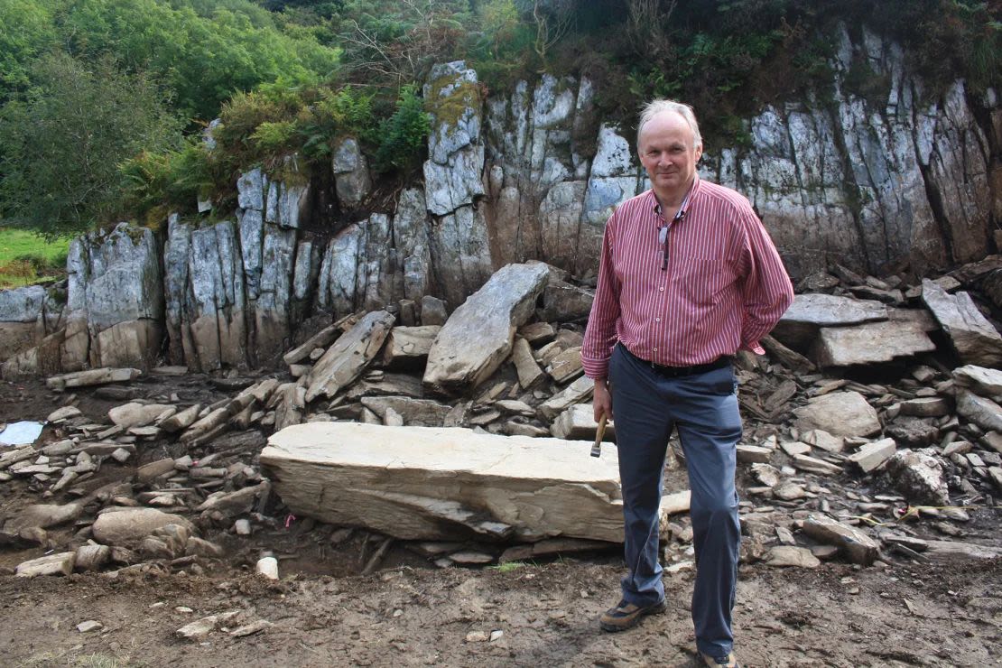 Bevins visitó Craig Rhos-y-Felin, un yacimiento neolítico y un afloramiento rocoso en el lado norte de las montañas Preseli en Gales, donde se originaron algunas de las piedras azules de Stonehenge. Crédito: Christine Faulkner