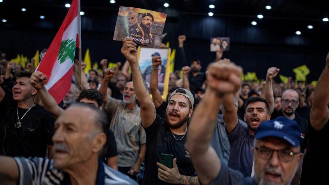 Partidarios conmemoran una semana del asesinato del máximo comandante de Hezbolá, Fu'ad Shukr, en Beirut, Líbano, el 6 de agosto de 2024.