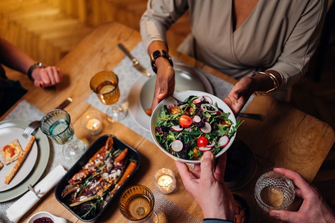 Seguir una dieta vegetal baja en sal puede reducir la presión arterial sin medicamentos, al igual que una rutina de ejercicio regular. Crédito: miniseries/E+/Getty Images