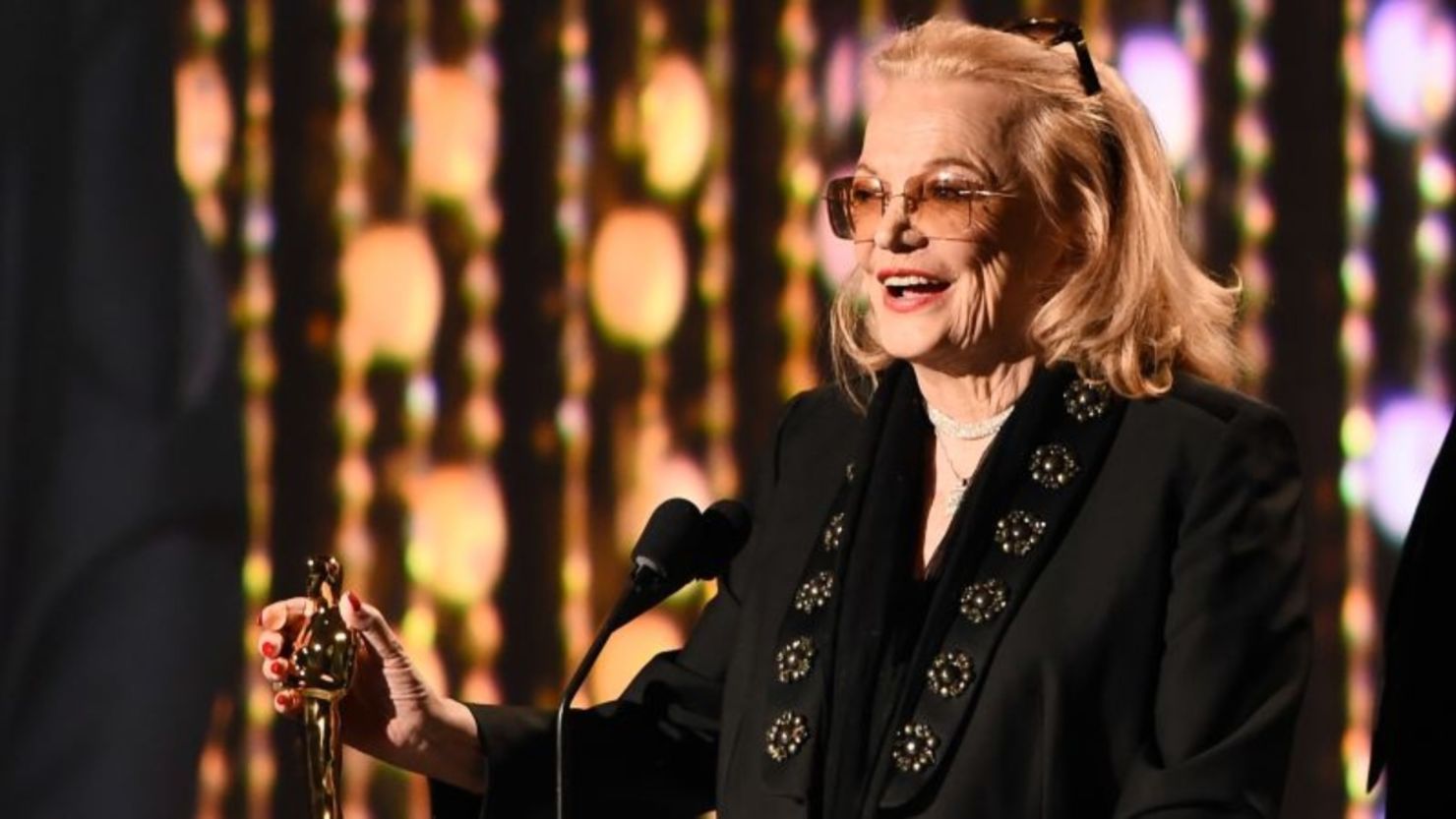 La actriz Gena Rowlands acepta un Oscar honorífico durante la séptima ceremonia anual de los Governors Awards en Hollywood, California, el 14 de noviembre de 2015. Crédito: Robyn Beck/AFP/Getty Images