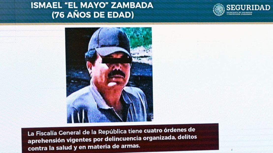 Una imagen del cofundador del cartel de Sinaloa, el narcotraficante mexicano Ismael "Mayo" Zambada, se muestra en pantalla durante la habitual conferencia matutina del presidente mexicano Andrés Manuel López Obrador en el Palacio Nacional en Ciudad de México el 26 de julio de 2024. Las autoridades mexicanas no participaron en la detención de Ismael "Mayo" Zambada, cofundador del cartel de Sinaloa, y de un hijo de Joaquín "El Chapo" Guzmán, llevada a cabo el 25 de julio en Texas por las autoridades estadounidenses, anunció el Secretario de Seguridad mexicano