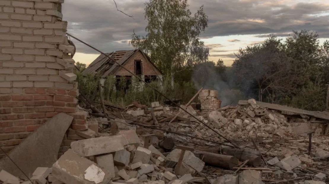 Casas destruidas tras el reciente bombardeo ruso en el pueblo ucraniano de Loknya, en la región de Sumy, cerca de la frontera con Rusia, el 13 de agosto de 2024.