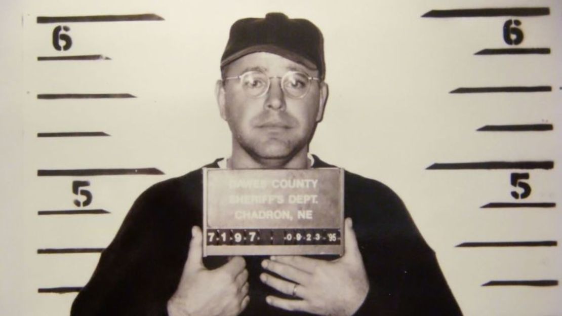 Esta foto de la oficina del Sheriff del condado de Dawes en Nebraska muestra al gobernador de Minnesota, Tim Walz, en 1995 después de su arresto por conducir bajo los efectos del alcohol.