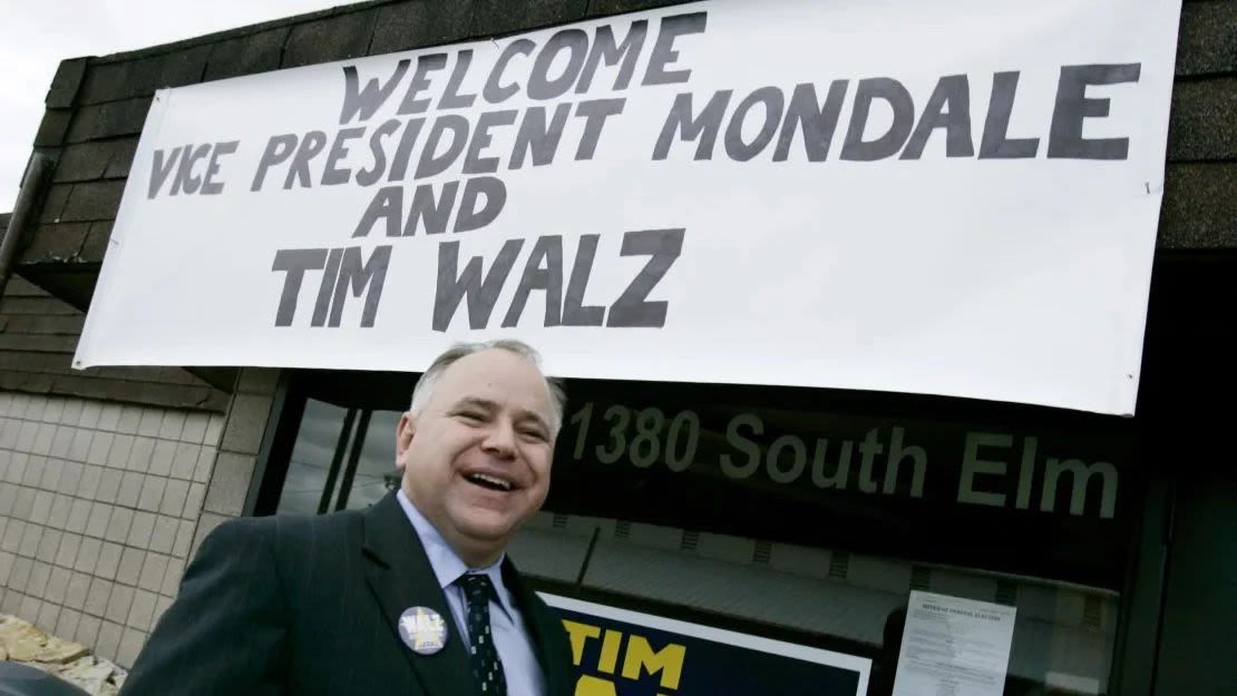 Tim Walz llega a un evento de campaña con el exvicepresidente Walter Mondale el lunes 23 de octubre de 2006 en Owatonna, Minnesota.