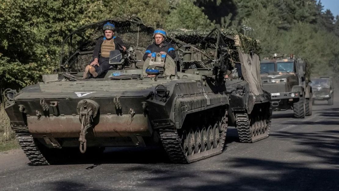 Militares ucranianos montados en un vehículo blindado de transporte de tropas, cerca de la frontera rusa en la región de Sumy, Ucrania, el miércoles.