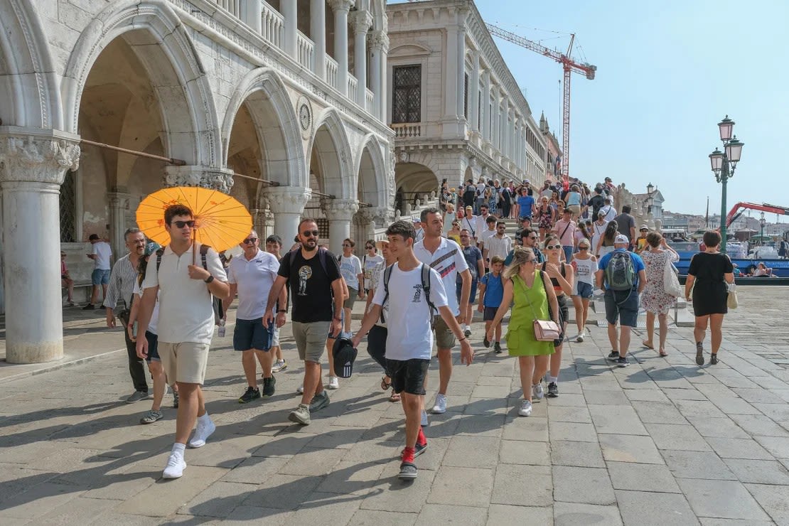 A los excursionistas de Venecia se les cobra una tarifa de entrada a la ciudad en los días con mayor afluencia. Ahora también se están adoptando cargos en otros lugares de Italia. (Foto: Stefano Mazzola/Getty Images).