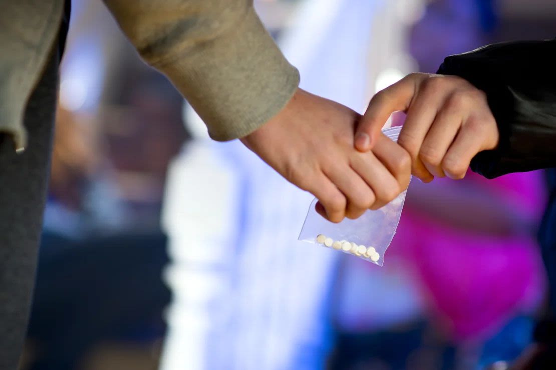 Más allá de la cultura de las drogas en las fiestas, algunos estudiantes recurren hoy a ellas como forma de automedicarse, afirma la Dra. Jill Grimes, médica de familia y experta en salud universitaria. Crédito: sturti/E+/Getty Images