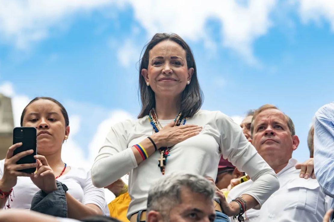 La líder opositora María Corina Machado con una mano en el pecho durante una protesta contra el resultado de las elecciones presidenciales el 30 de julio de 2024 en Caracas, Venezuela. Crédito: Alfredo Lasry R/Getty Images