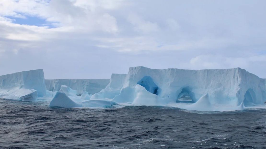 El iceberg más grande del mundo, conocido como A23a, gira unos 15 grados al día en el océano Antártico. Crédito: Emily Broadwell/British Antarctic Survey.