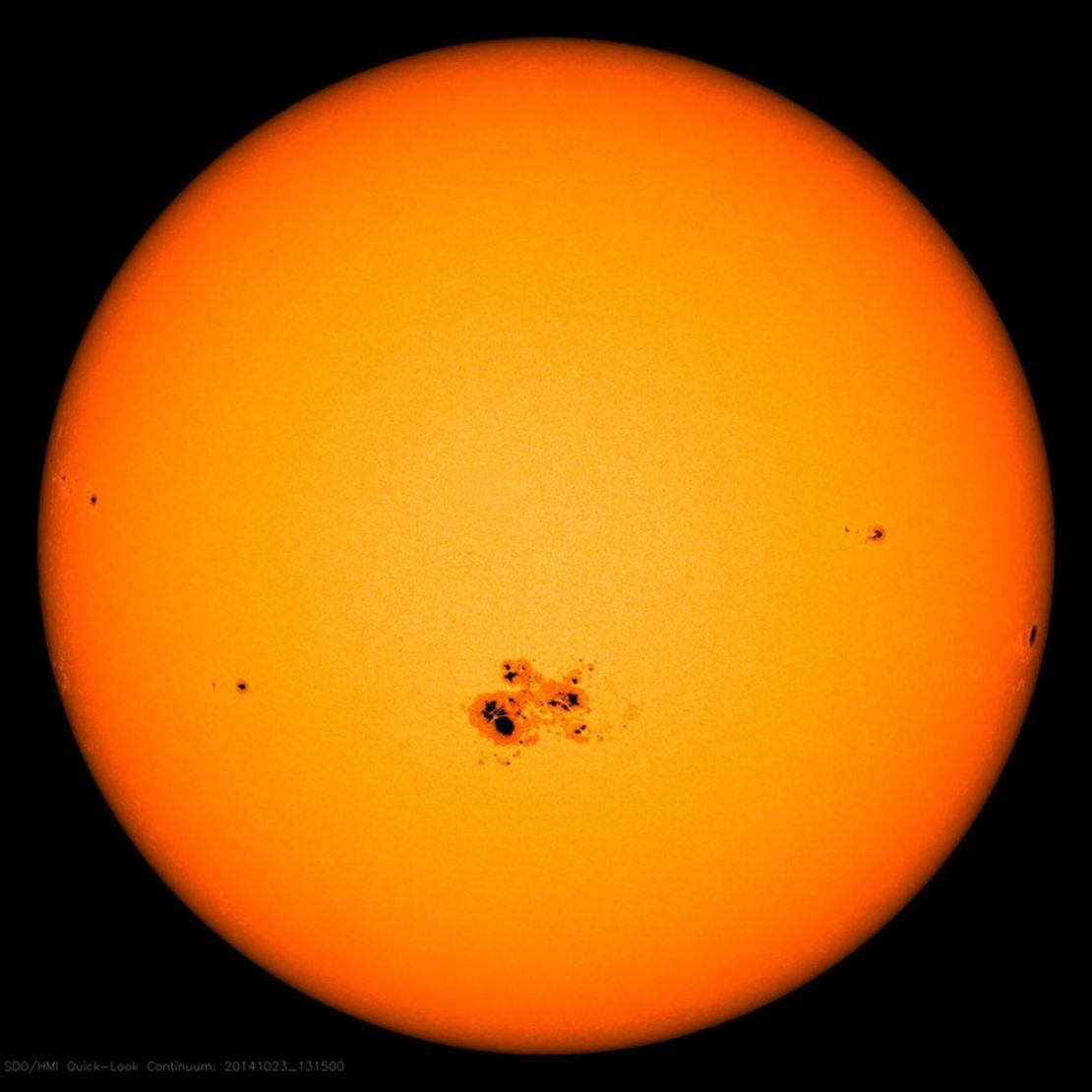 Un grupo de manchas solares aparece en la superficie del sol el 18 de octubre de 2014. Crédito: NASA Goddard