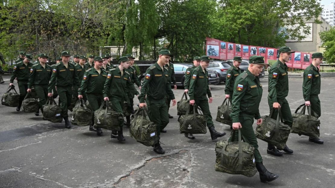 Reclutas rusos llamados al servicio militar parten hacia las guarniciones desde un centro de reclutamiento en Bataysk, Rusia, el 16 de mayo de 2024.