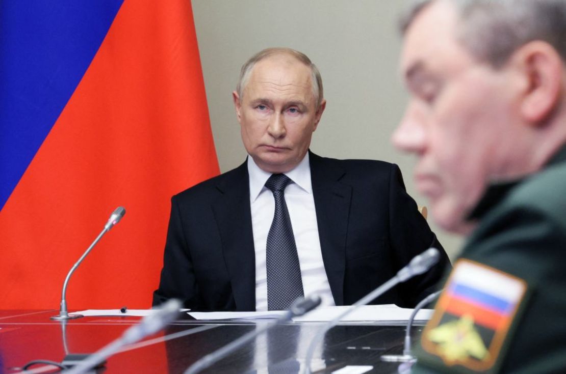 El presidente de Rusia, Vladimir Putin (izq.), preside una reunión sobre la situación en la región de Kursk, en su residencia en Novo-Ogaryovo, en las afueras de Moscú, el 12 de agosto de 2024.