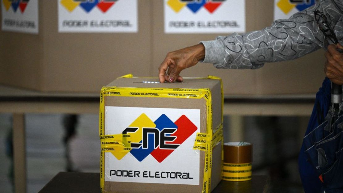 Una mujer vota durante las elecciones presidenciales, en Caracas, el 28 de julio de 2024. (Foto: FEDERICO PARRA/AFP via Getty Images).